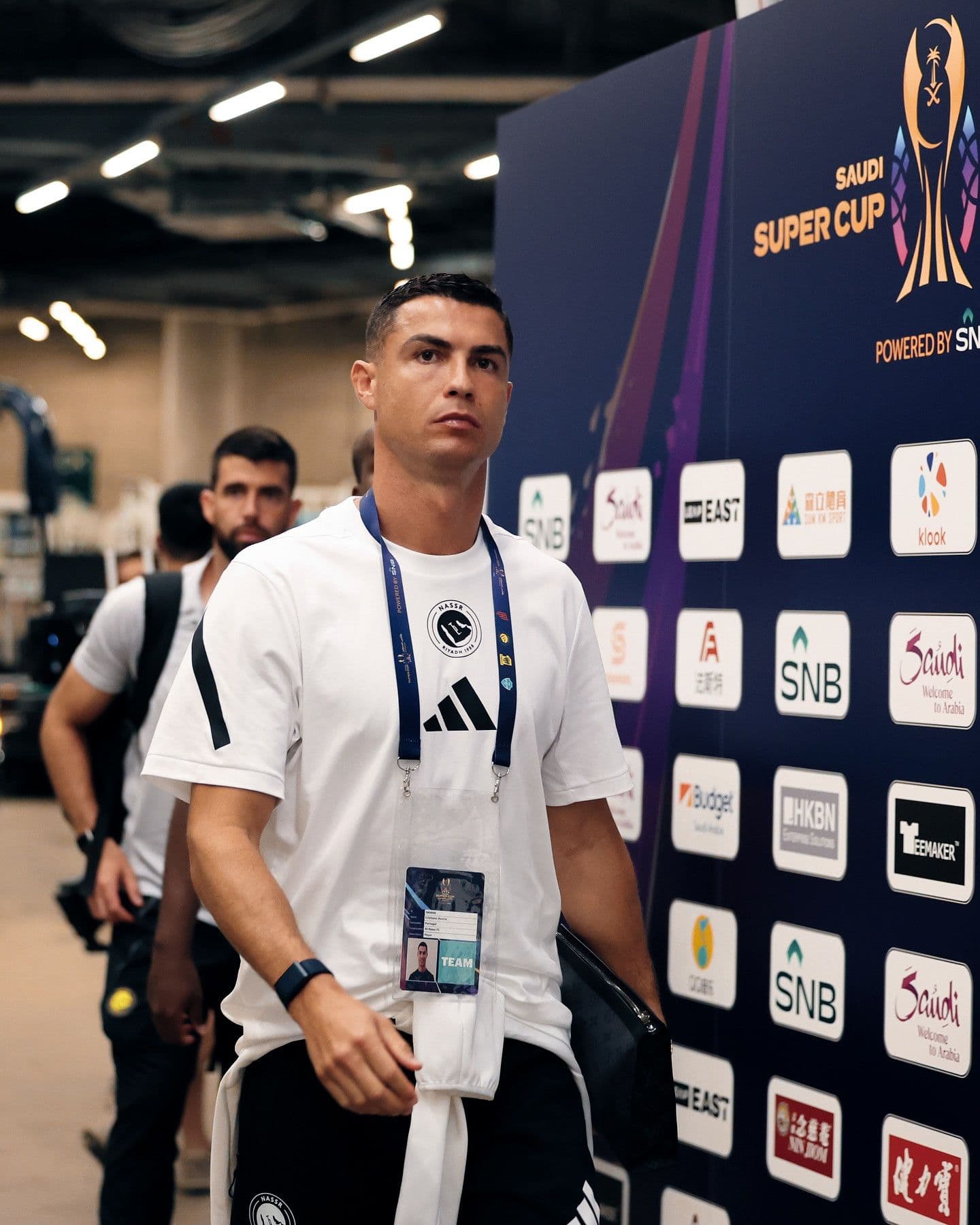 Cristiano Ronaldo đến sân vận động, chuẩn bị cho trận đấu quan trọng tại Siêu cúp Saudi.