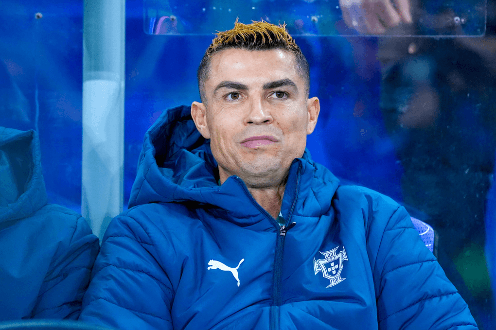 Cristiano Ronaldo ngồi dự bị trong trận đấu của Bồ Đào Nha, đánh dấu sự chuyển giao thế hệ.