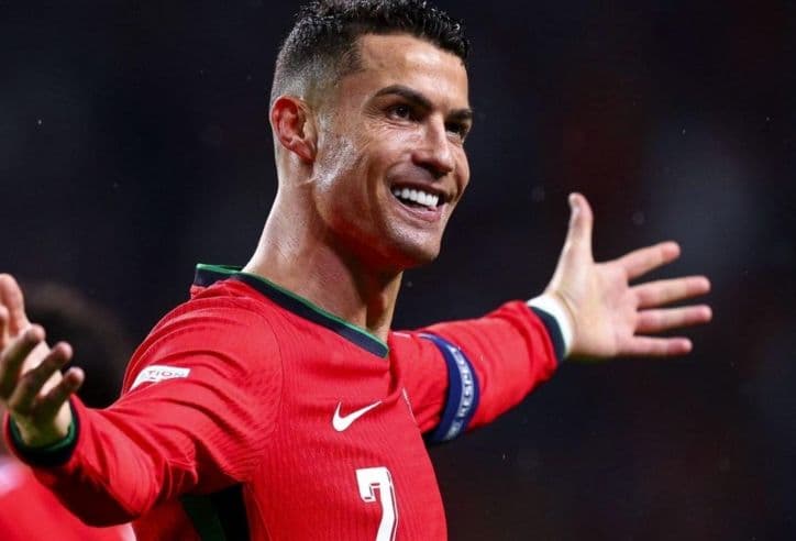 Cristiano Ronaldo, ngôi sao hàng đầu của Saudi Pro League, biểu tượng cho kỳ vọng và sự cạnh tranh khốc liệt của giải đấu.