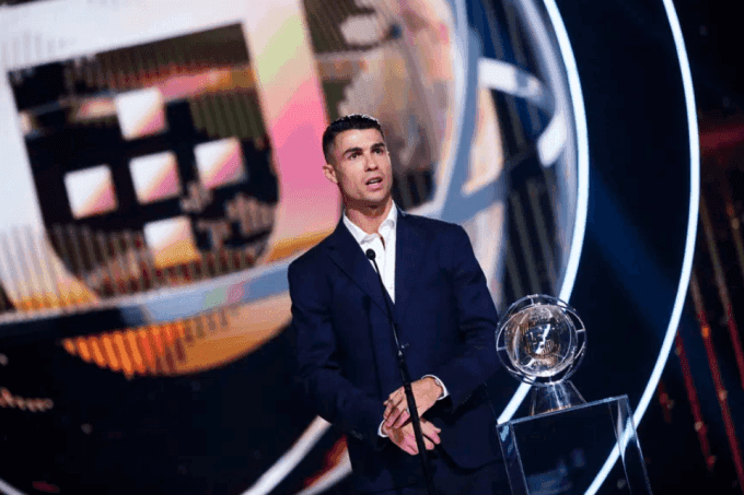 Cristiano Ronaldo nhận giải thưởng Prestígio tại Gala Bóng đá Bồ Đào Nha, biểu tượng cho sự nghiệp lẫy lừng