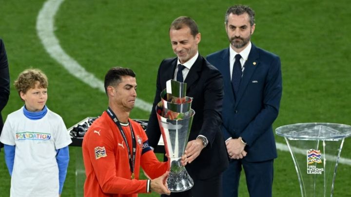 Cristiano Ronaldo nâng cao cúp vô địch UEFA Nations League, biểu tượng cho ý chí thép và khát khao chinh phục.