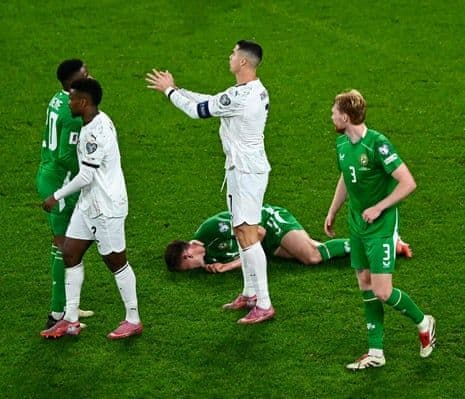 Cristiano Ronaldo phản ứng sau va chạm với cầu thủ Ireland Dara O'Shea, khoảnh khắc dẫn đến thẻ đỏ.