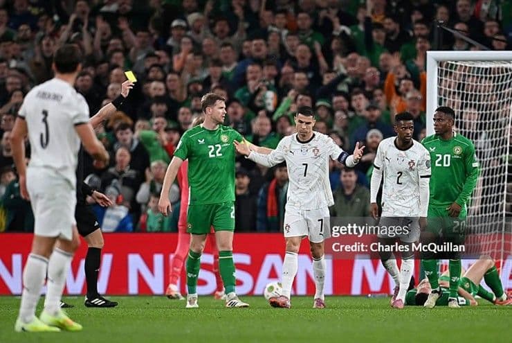 Cristiano Ronaldo thể hiện sự bất lực và tức giận sau khi nhận thẻ đỏ trong trận đấu với Ireland.