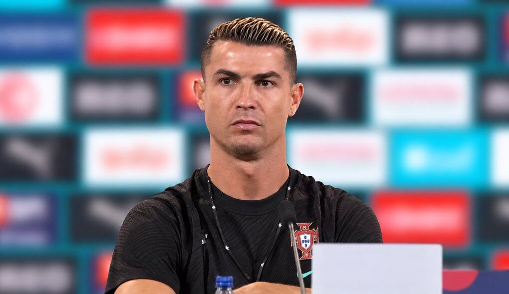 Cristiano Ronaldo tại buổi họp báo, nơi anh đưa ra những tuyên bố gây tranh cãi về sự nghiệp và tương lai ở tuổi 41.