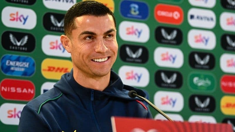Cristiano Ronaldo tươi cười trong buổi họp báo trước trận đấu vòng loại World Cup tại Dublin.