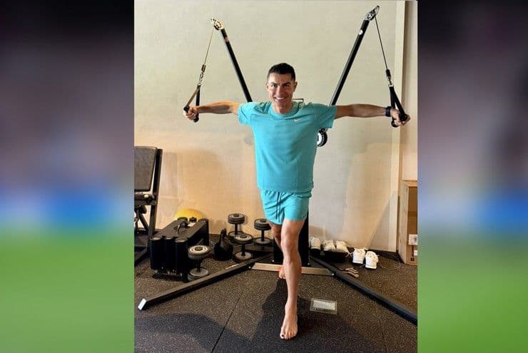 Cristiano Ronaldo tập luyện tích cực trong phòng gym, thể hiện quyết tâm duy trì phong độ cho đội tuyển Bồ Đào Nha.