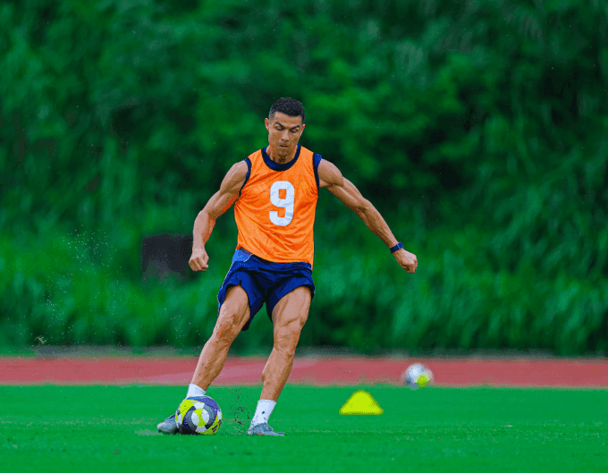 Cristiano Ronaldo tập luyện tại Hồng Kông, thắp sáng giấc mơ cúp vàng của Al Nassr.