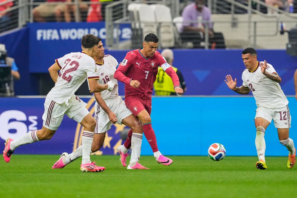 Cristiano Ronaldo tranh chấp bóng trên sân, thể hiện hình ảnh một biểu tượng bất khuất luôn chiến đấu và vượt qua mọi đối thủ.