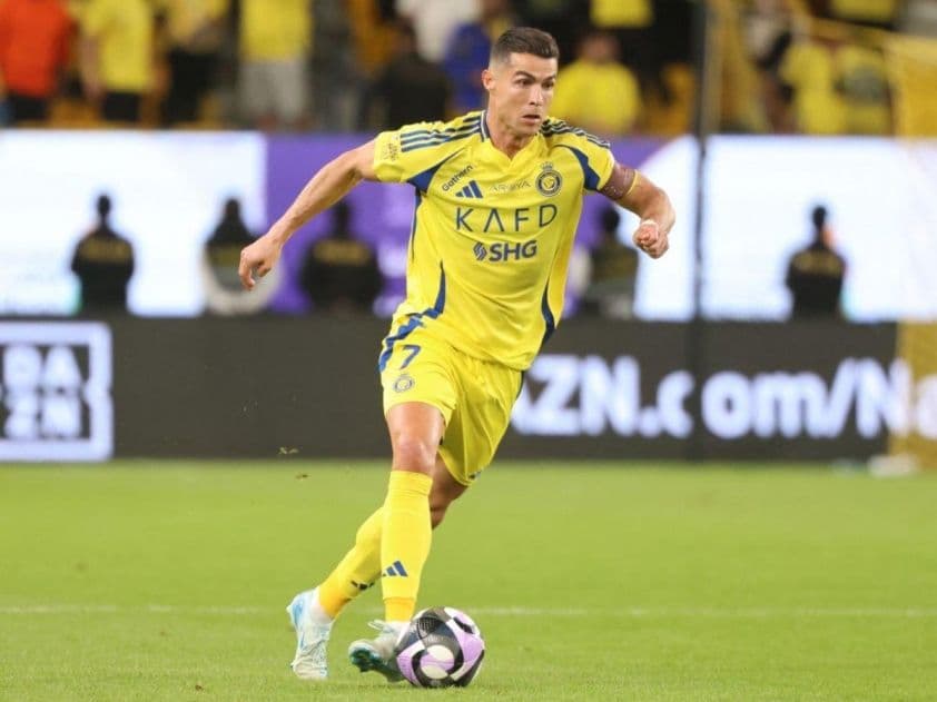 Cristiano Ronaldo trong màu áo Al Nassr đang dẫn bóng trên sân, minh họa sự vắng mặt bất ngờ của anh ở vòng bảng Cúp C2 Châu Á.