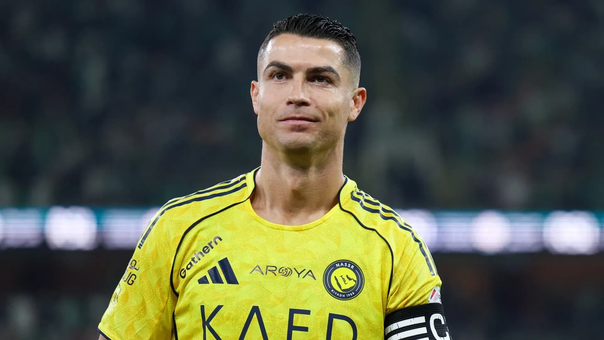 Cristiano Ronaldo trong màu áo Al-Nassr, đại diện cho phong cách dứt điểm khác biệt so với Messi.