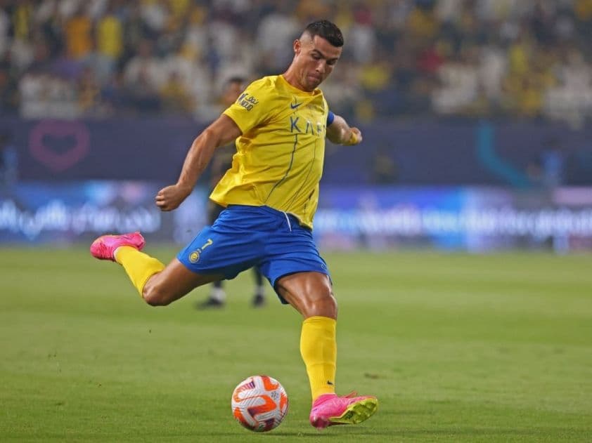 Cristiano Ronaldo trong màu áo Al Nassr sút bóng trên sân cỏ