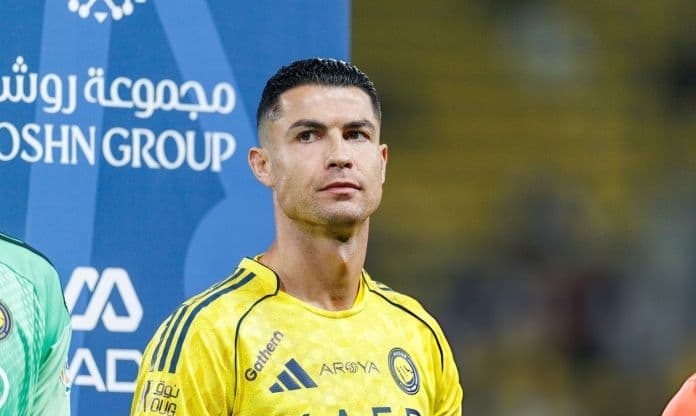 Cristiano Ronaldo trong màu áo Al Nassr, thể hiện sự quyết tâm trước khi bùng nổ ghi bàn.