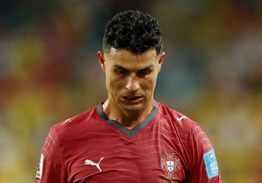 Cristiano Ronaldo trong màu áo Bồ Đào Nha, thể hiện sự tập trung vào vai trò chiến lược mới của anh trong đội.