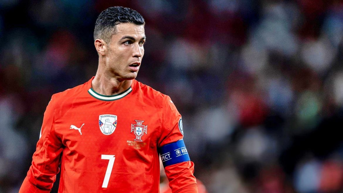 Cristiano Ronaldo trong màu áo đội tuyển Bồ Đào Nha, biểu tượng cho di sản đang tiếp diễn và tham vọng không ngừng nghỉ của anh.