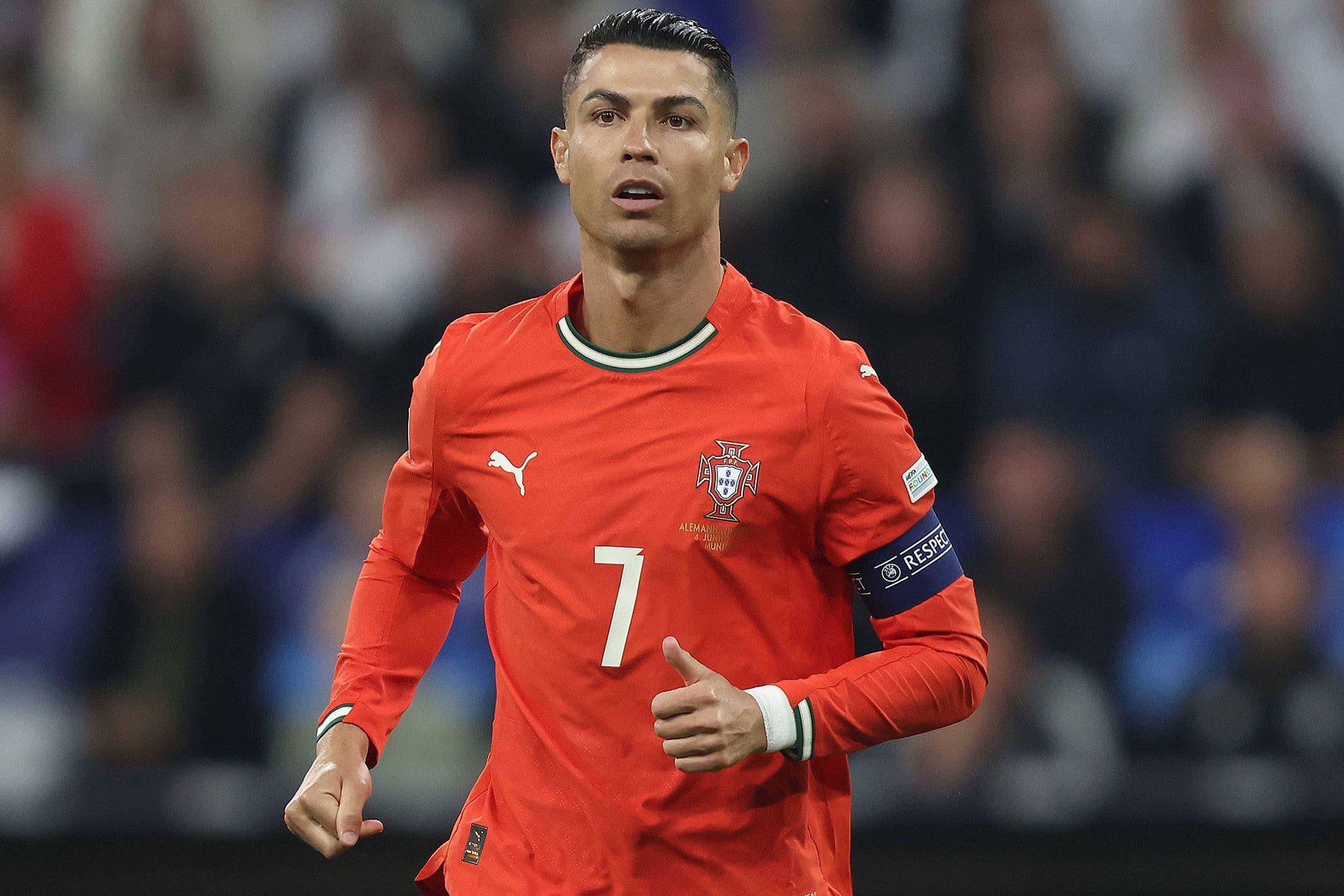 Cristiano Ronaldo trong màu áo đội tuyển Bồ Đào Nha, thể hiện tinh thần thi đấu bất diệt của 'Brazil Châu Âu'