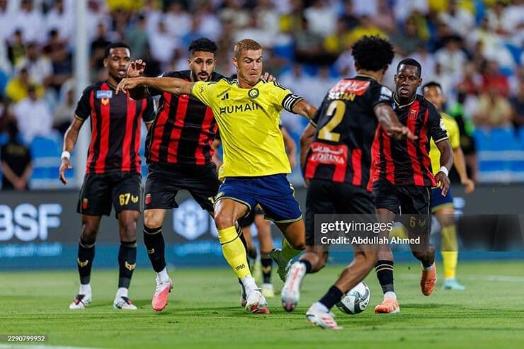 Cristiano Ronaldo và các cầu thủ Al Nassr đối đầu Al Ettifaq trong trận đấu kịch tính