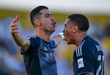 Cristiano Ronaldo và cầu thủ đối phương trong trận đấu của Al Nassr.