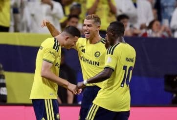 Cristiano Ronaldo và đồng đội Al Nassr ăn mừng bàn thắng sau chiến thắng trước Abha.