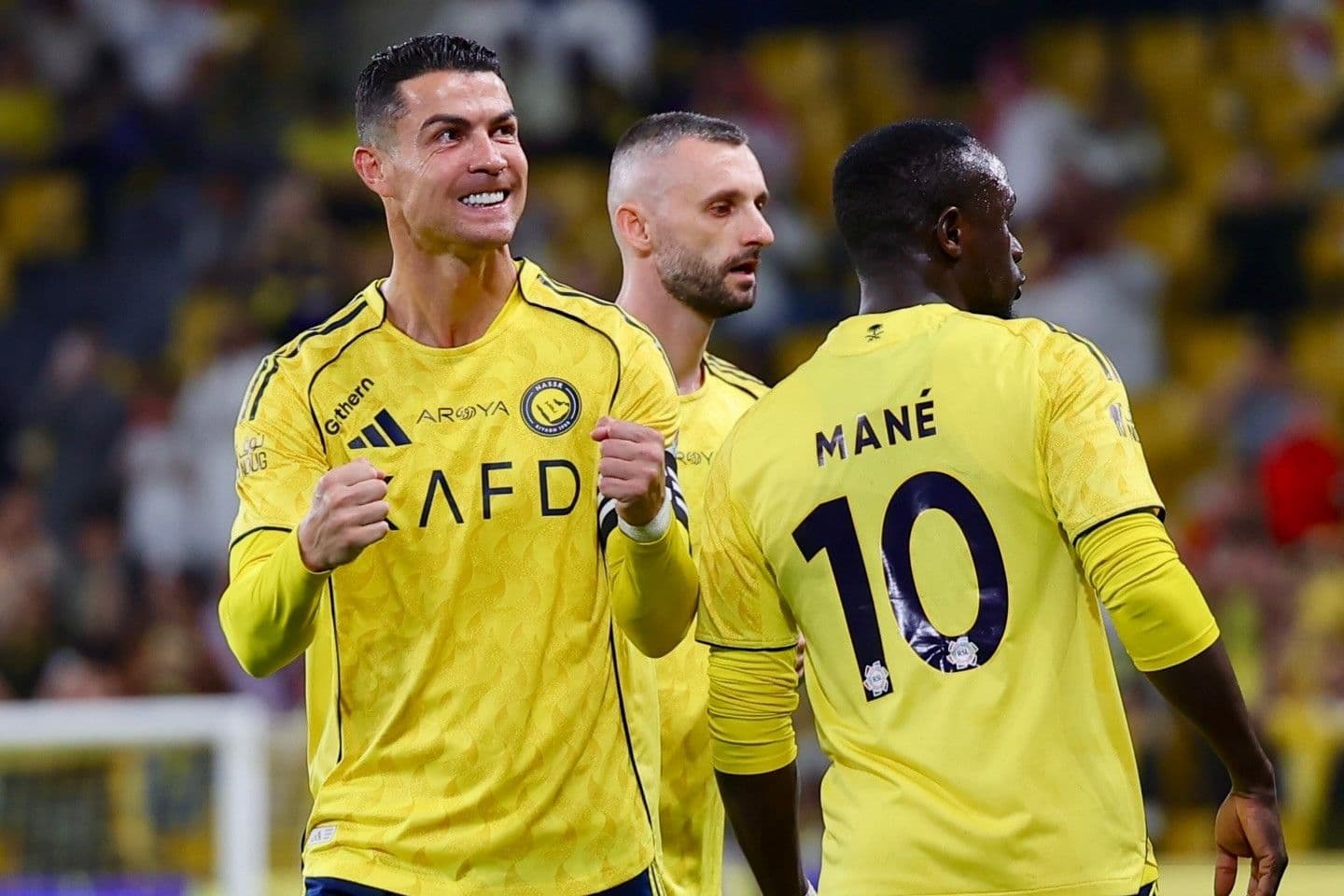 Cristiano Ronaldo và Sadio Mane của Al Nassr ăn mừng chiến thắng