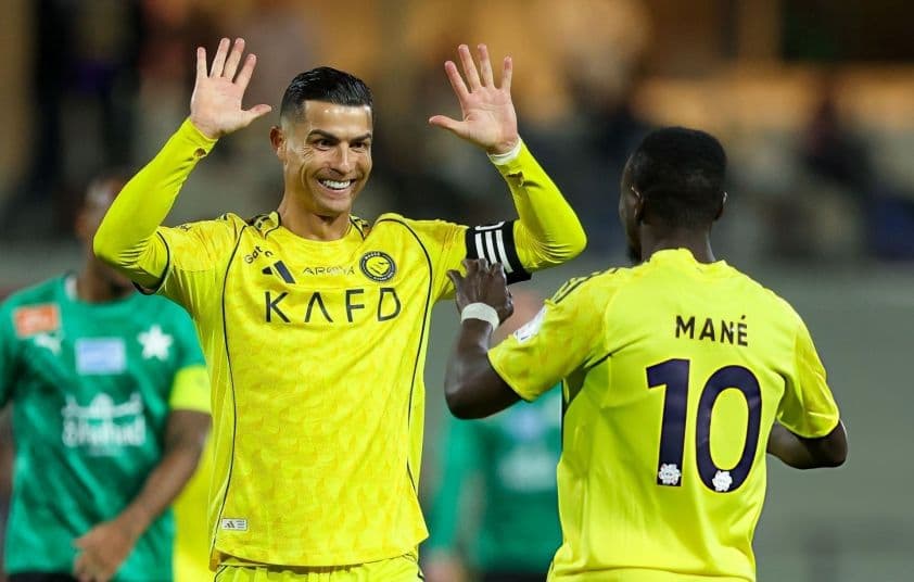 Cristiano Ronaldo và Sadio Mane ăn mừng bàn thắng cho Al Nassr.