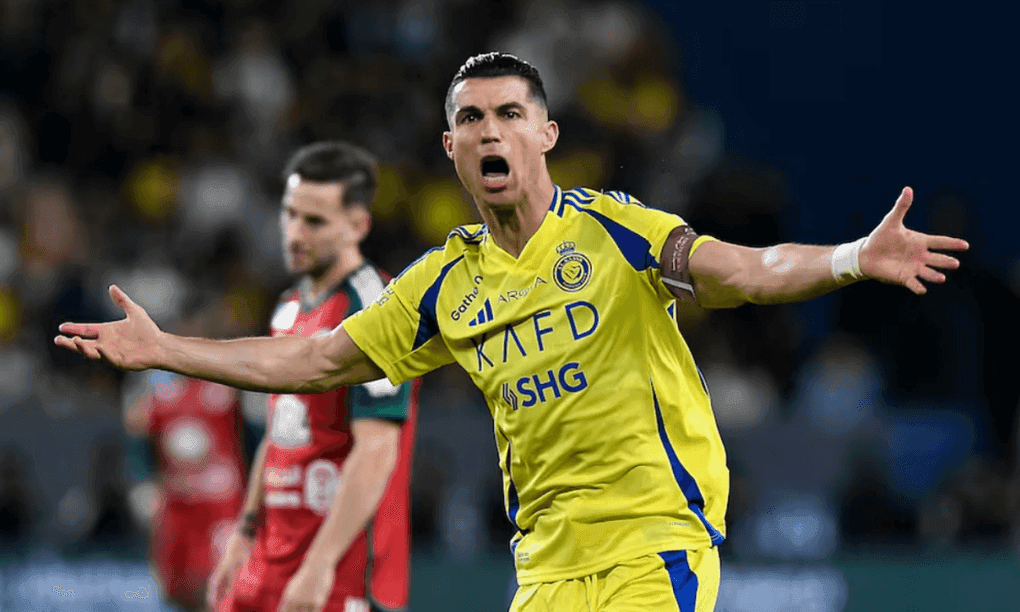 Cristiano Ronaldo với biểu cảm thất vọng trong màu áo Al Nassr, liên quan đến tương lai rời đội bóng.