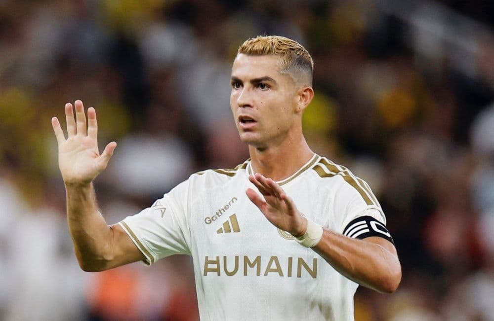 Cristiano Ronaldo với cử chỉ thể hiện sự băn khoăn, tượng trưng cho "cái bóng" mà đội tuyển Bồ Đào Nha cần vượt qua để đạt được tầm nhìn 2026.