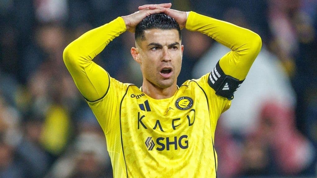 Cristiano Ronaldo với vẻ mặt lo lắng, tay ôm đầu, trong trang phục Al Nassr, thể hiện áp lực và khủng hoảng nội bộ của đội bóng.