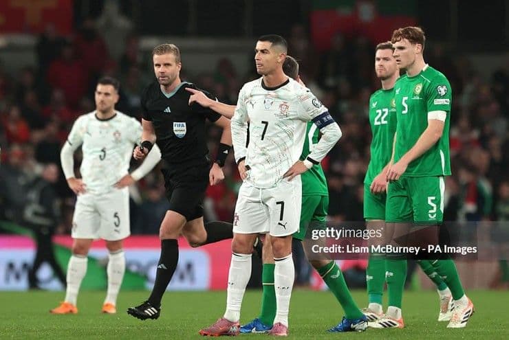 Cristiano Ronaldo với vẻ mặt thất vọng, phản ánh áp lực và tương lai không chắc chắn của Bồ Đào Nha.