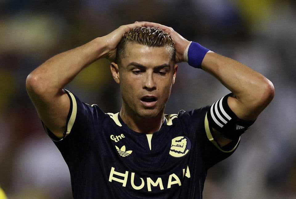 Cristiano Ronaldo với vẻ mặt trầm tư, tượng trưng cho thách thức chuyển giao mà HLV Jorge Jesus đang đối mặt ở đội tuyển Bồ Đào Nha.