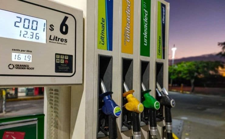 Cột bơm xăng hiển thị giá nhiên liệu, minh họa biến động giá dầu thế giới và tác động kinh tế.