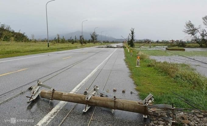 Cột điện đổ gãy và đường dây điện nằm ngổn ngang trên quốc lộ ven biển Lộc Hà, Hà Tĩnh sau bão Bualoi.