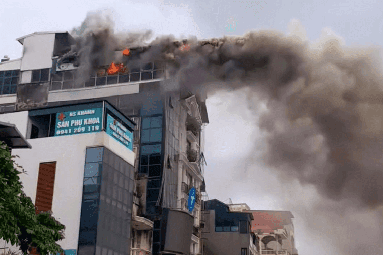 Cột khói đen bốc cao từ tầng tum ngôi nhà trên đường Giải Phóng giữa trời mưa bão số 3