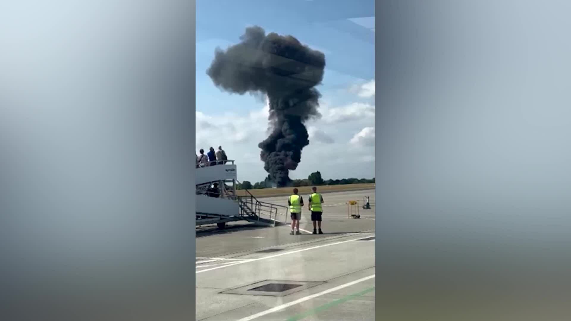 Cột khói đen khổng lồ bốc lên từ hiện trường vụ tai nạn máy bay ở sân bay London Southend.