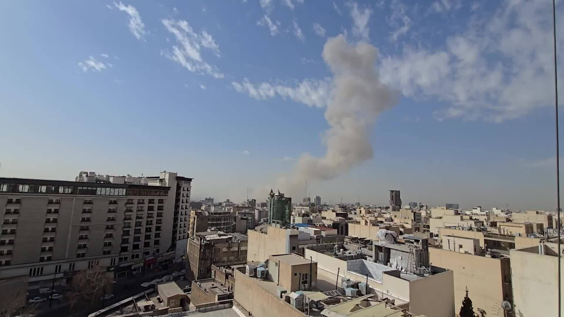 Cột khói lớn bốc lên trên bầu trời thành phố, tượng trưng cho căng thẳng địa chính trị ở Trung Đông, nơi Bahrain đóng vai trò yếu huyệt.