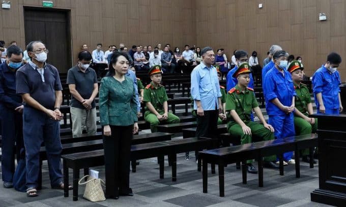Cựu Bộ trưởng Y tế Nguyễn Thị Kim Tiến và các bị cáo khác nghe bản án tại tòa.