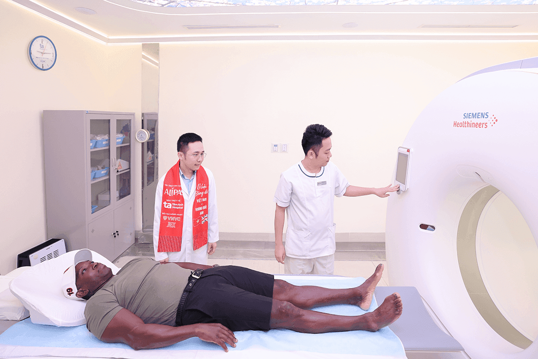 Cựu danh thủ Dwight Yorke được tầm soát chấn thương bằng máy CT hiện đại tại Bệnh viện Tâm Anh