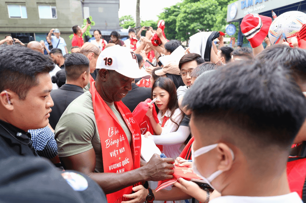 Cựu danh thủ Dwight Yorke ký tặng và giao lưu thân mật với người hâm mộ Việt Nam