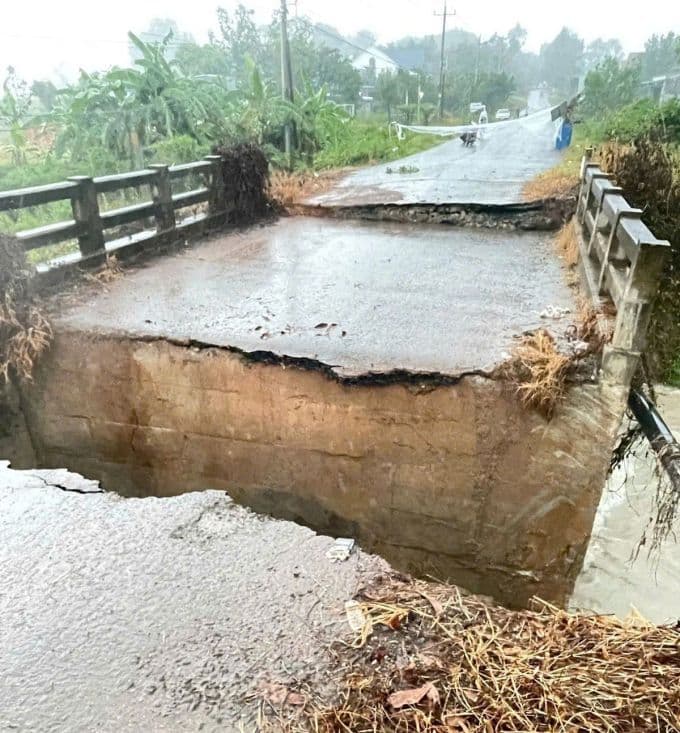 Cầu dân sinh ở Đồng Nai bị sập hoàn toàn sau trận mưa lũ lớn, lộ rõ cấu trúc bê tông bị phá hủy.