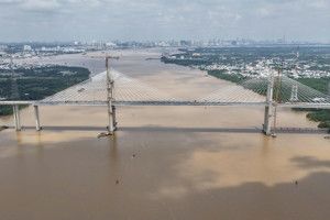 Cầu dây văng hiện đại bắc qua sông, minh họa cho các công trình hạ tầng giao thông quy mô lớn và đầu tư kỹ thuật cao ở Việt Nam.