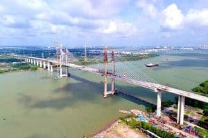 Cầu dây văng lớn đang xây dựng, tượng trưng cho dự án đường sắt cao tốc Bắc-Nam, một huyết mạch giao thông mới của Việt Nam.