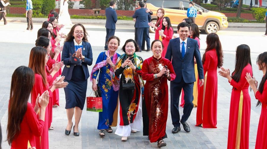 Cựu giáo chức Trường Đại học Thương mại được học trò và đồng nghiệp vinh danh, thể hiện sự tri ân bền vững theo thời gian.