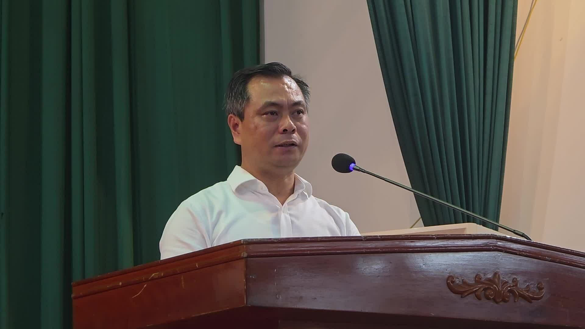 Cựu hiệu trưởng Trường Cao đẳng Du lịch Hà Nội Phạm Văn Long phát biểu tại một sự kiện, người bị cáo buộc lợi dụng chức vụ để chiếm đoạt tiền hỗ trợ sinh viên.