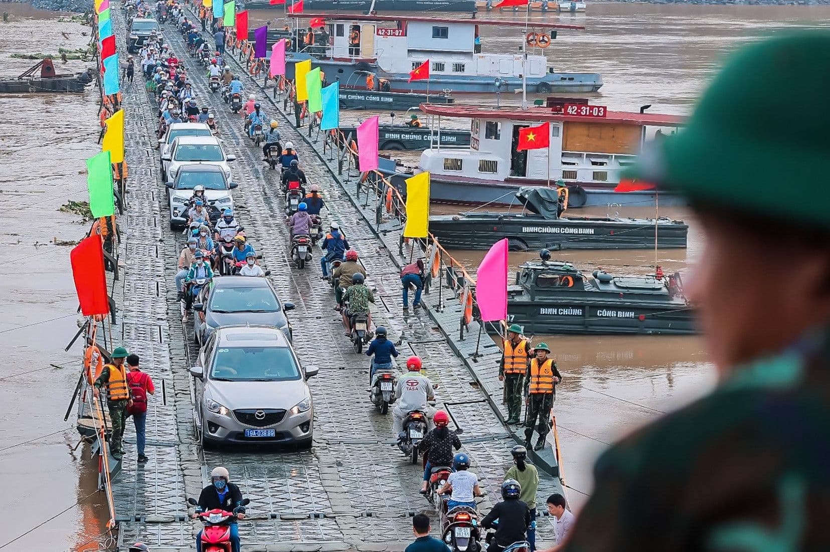 Cầu phao tạm thời do Binh chủng Công binh vận hành, đảm bảo giao thông khẩn cấp sau sự cố cầu Phong Châu.