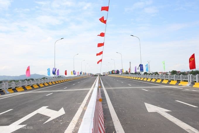 Cầu Phong Châu mới thông xe, biểu tượng của ý chí kiên cường và hướng về tương lai.