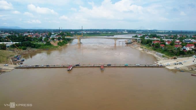 Cầu Phong Châu mới và cầu phao tạm bắc qua sông Hồng, biểu tượng của sự hồi sinh và niềm tin.