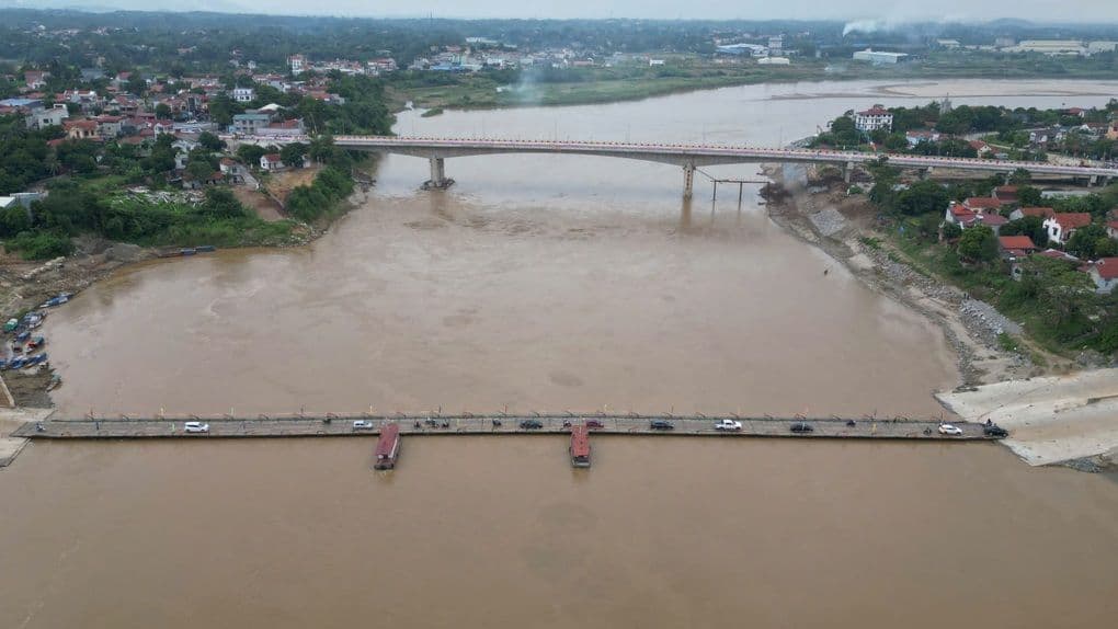Cầu Phong Châu mới và cầu phao tạm trên sông Hồng, thể hiện nỗ lực xây dựng sau thảm họa.