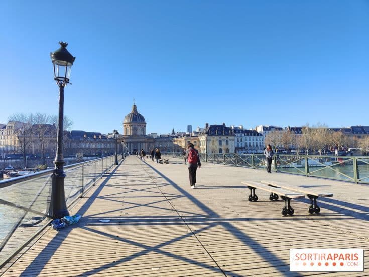 Cầu Pont des Arts ở Paris, một không gian công cộng nơi người dân cần tuân thủ các hướng dẫn an toàn khi giông bão ập đến.