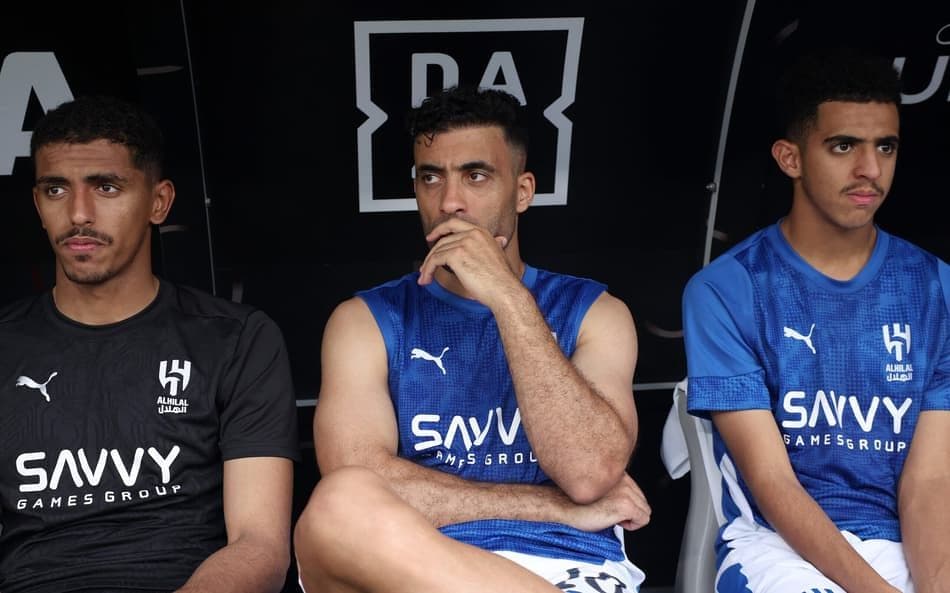 Cầu thủ Abderrazak Hamdallah của Al-Hilal ngồi trên băng ghế dự bị.