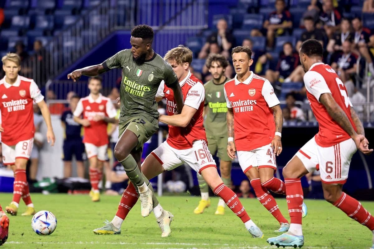 Cầu thủ AC Milan tranh bóng trong trận đấu, tượng trưng cho cuộc đối đầu chiến thuật