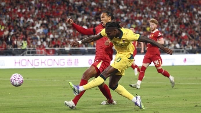 Cầu thủ AC Milan và Liverpool tranh bóng trong trận đấu giao hữu thể hiện lối chơi phản công mới.